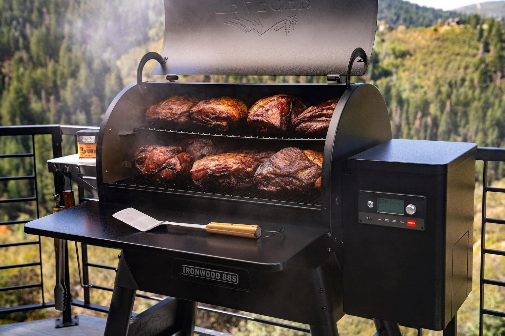 Zwiling Grill Shop 1 Zwiling Grill Shop -Zwiling Grill Shop Ironwood 885 Series Lifestyle
